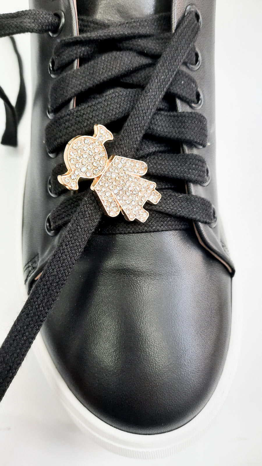 GIRL-STRASS-accessori-vista-indossato-sneakers-laccio-metallo-oro