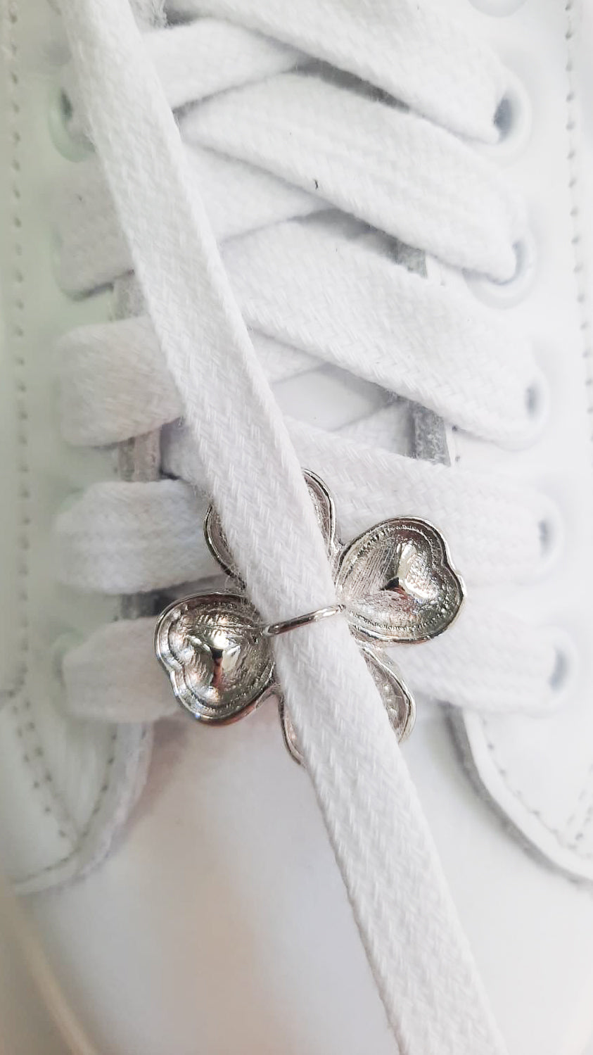 GOOD-LUCK-STRASS-accessori-vista-indossato-sneakers-laccio-metallo-argento