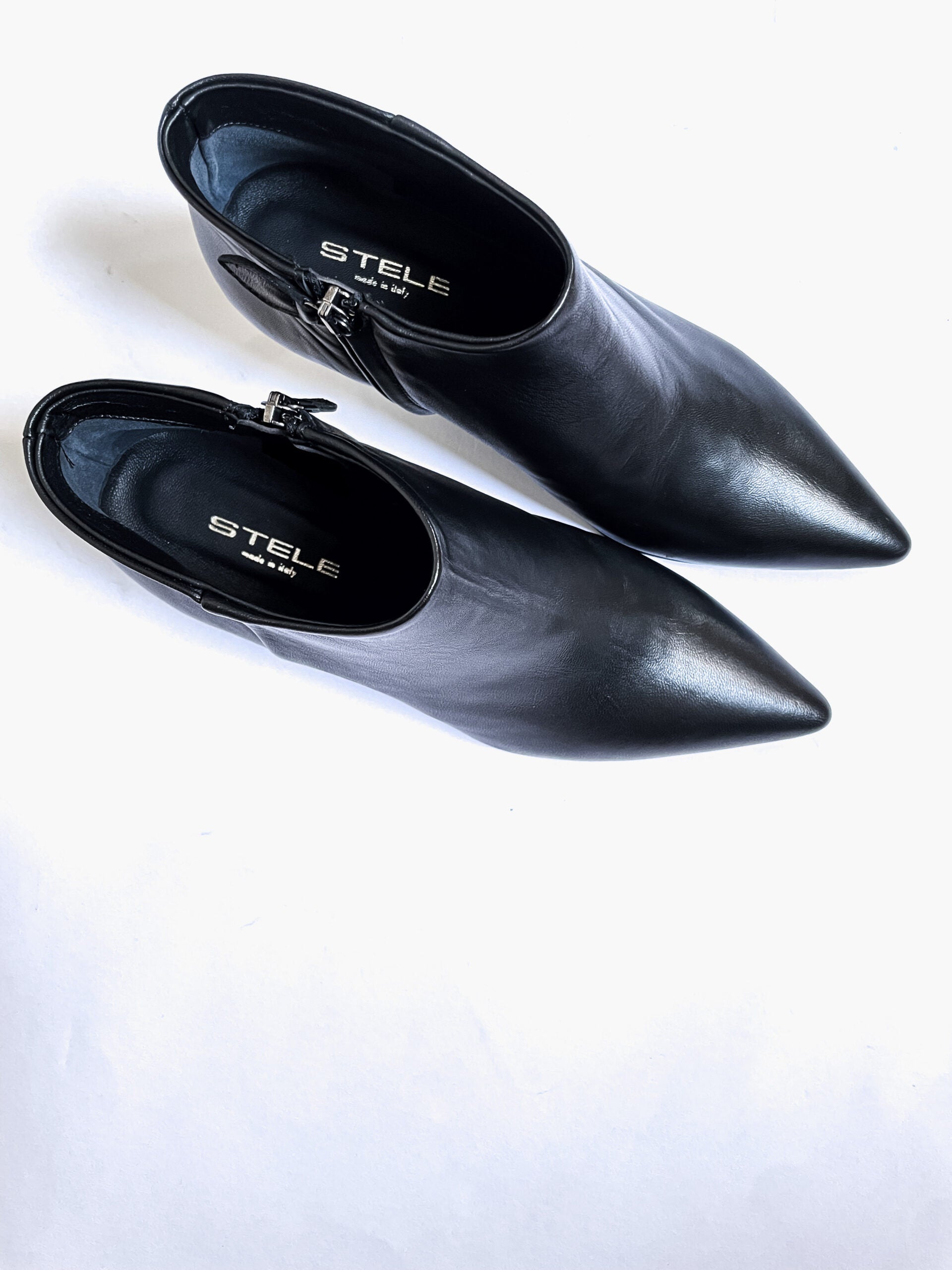 ISIDORA-stivaletto-giroforma-vista-punta-sopra-nappa-nera