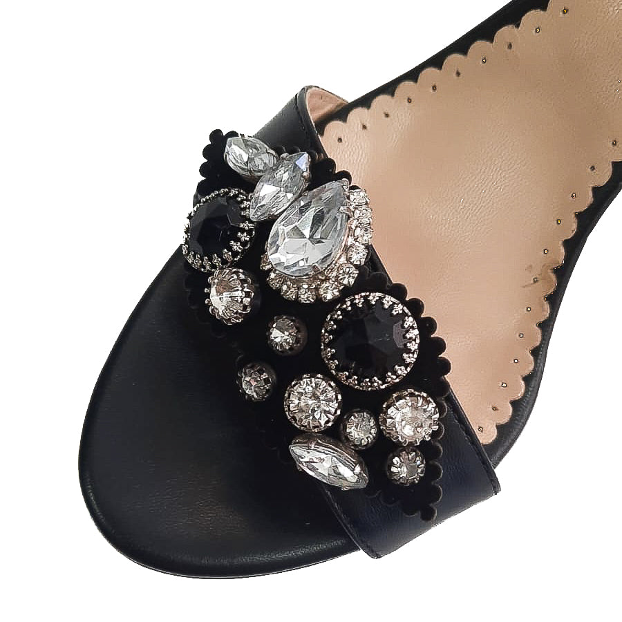 KISS-accessori-vista-indossato-sandalo-destra-camoscio-nero-pietre-strass-argento-nero