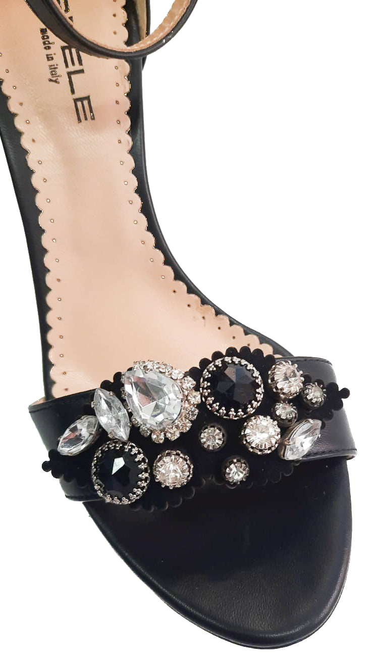 KISS-accessori-vista-indossato-sandalo-sinistra-camoscio-nero-piere-strass-argento-nero