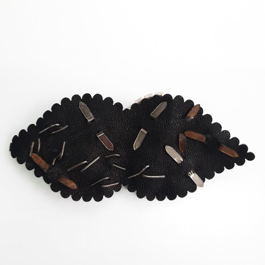 KISS-accessori-vista-dietro-camoscio-nero-piere-strass-argento-nero