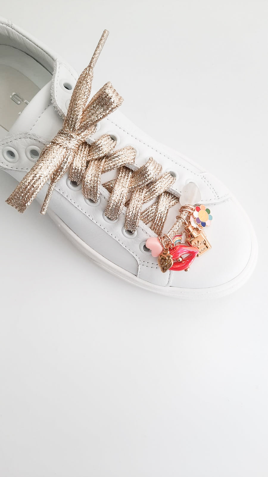 LACCI-CHARMS-accessori-vista-indossato-sneakers-cotone-laminato-oro