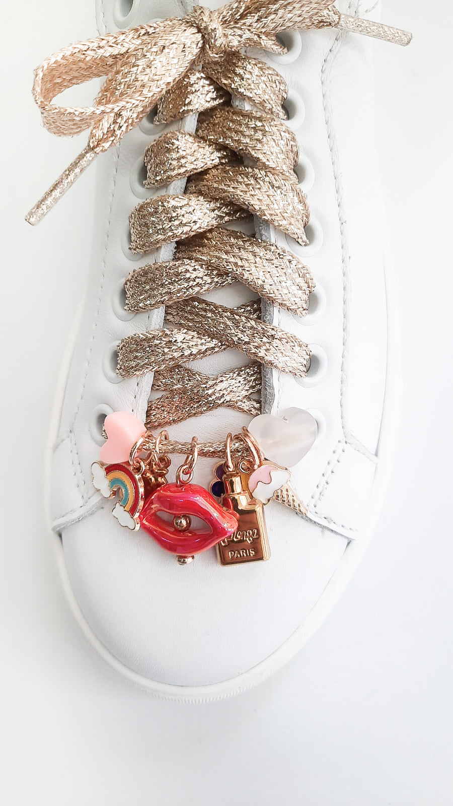 LACCI-CHARMS-accessori-vista-indossato-charms-sopra-cotone-laminato-oro