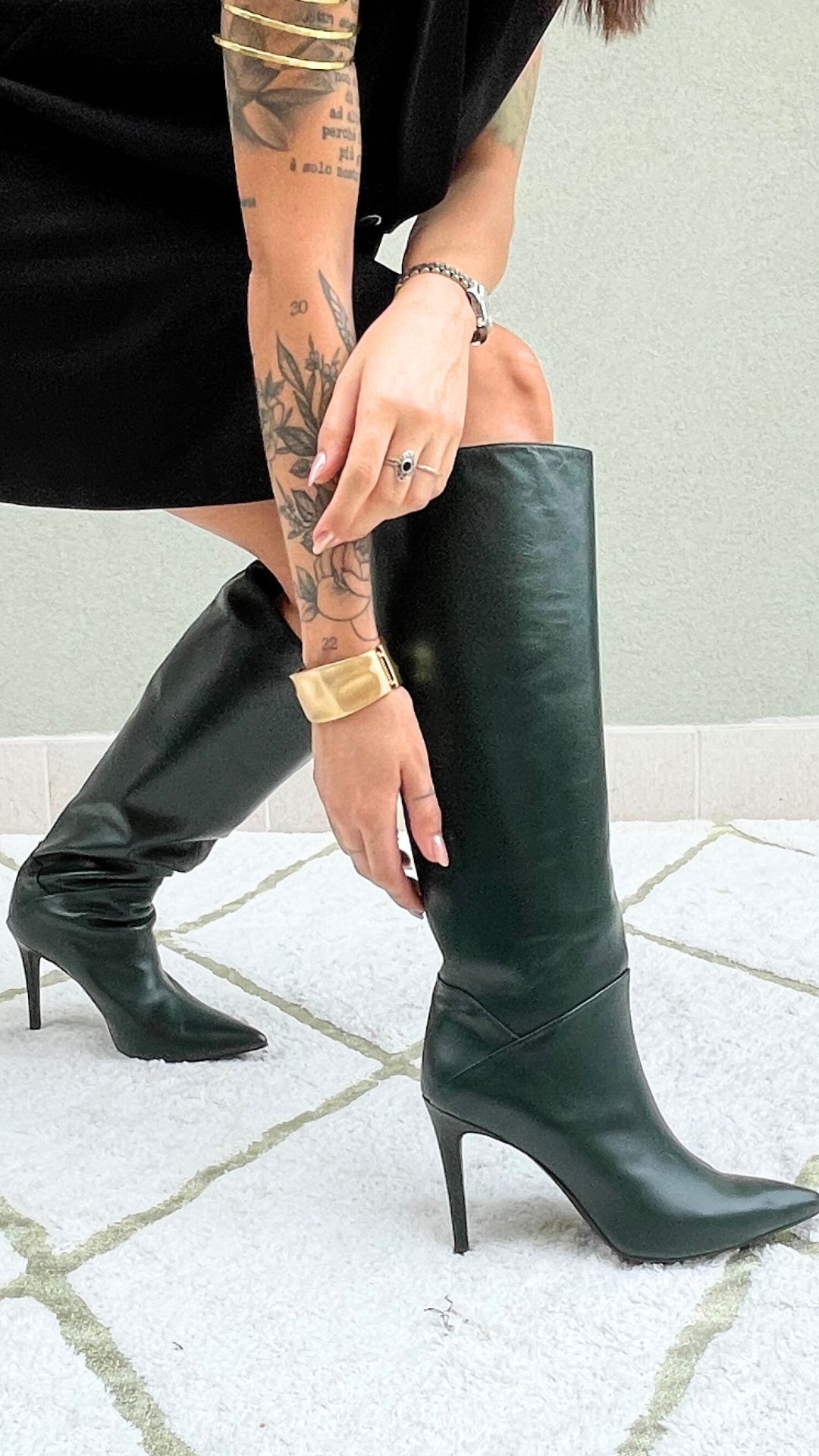 LAIA-stivale-vista-indossato-seduta-vitello-verde-bottiglia