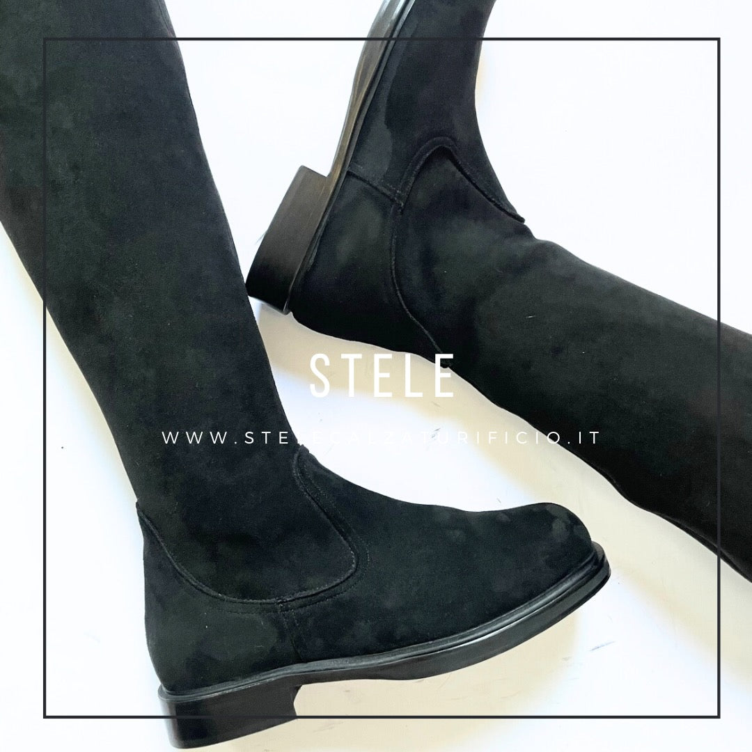 LEONORA-stivale-vista-laterale-sopra-paio-camoscio-stretch-nero