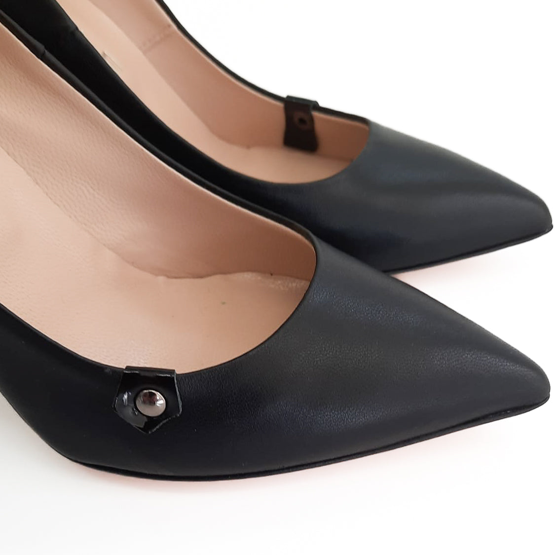 LETY-decollete-vista-dettaglio-riporto-nappa-nera-made-in-italy