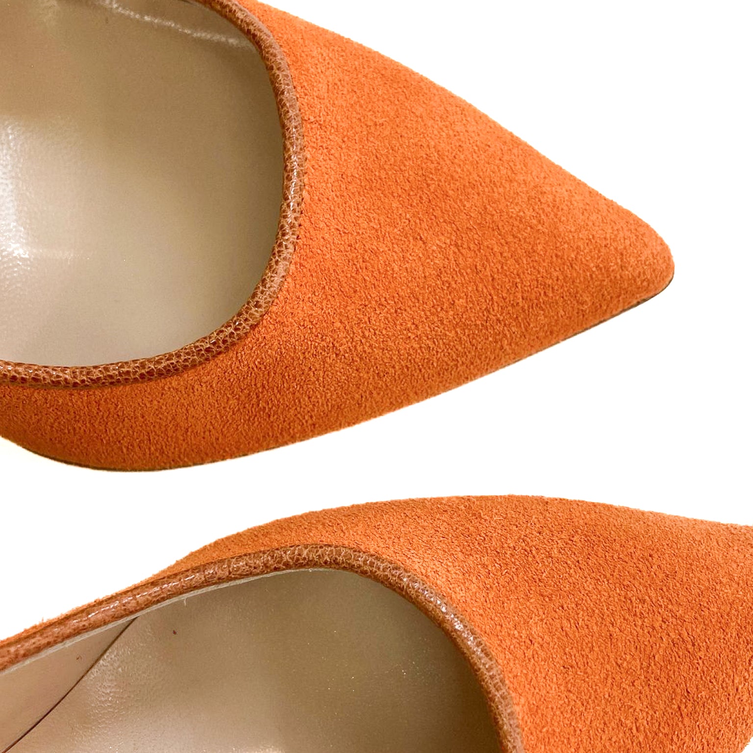 LETY-decollete-vista-punta-vicina-camoscio-arancione-bordino