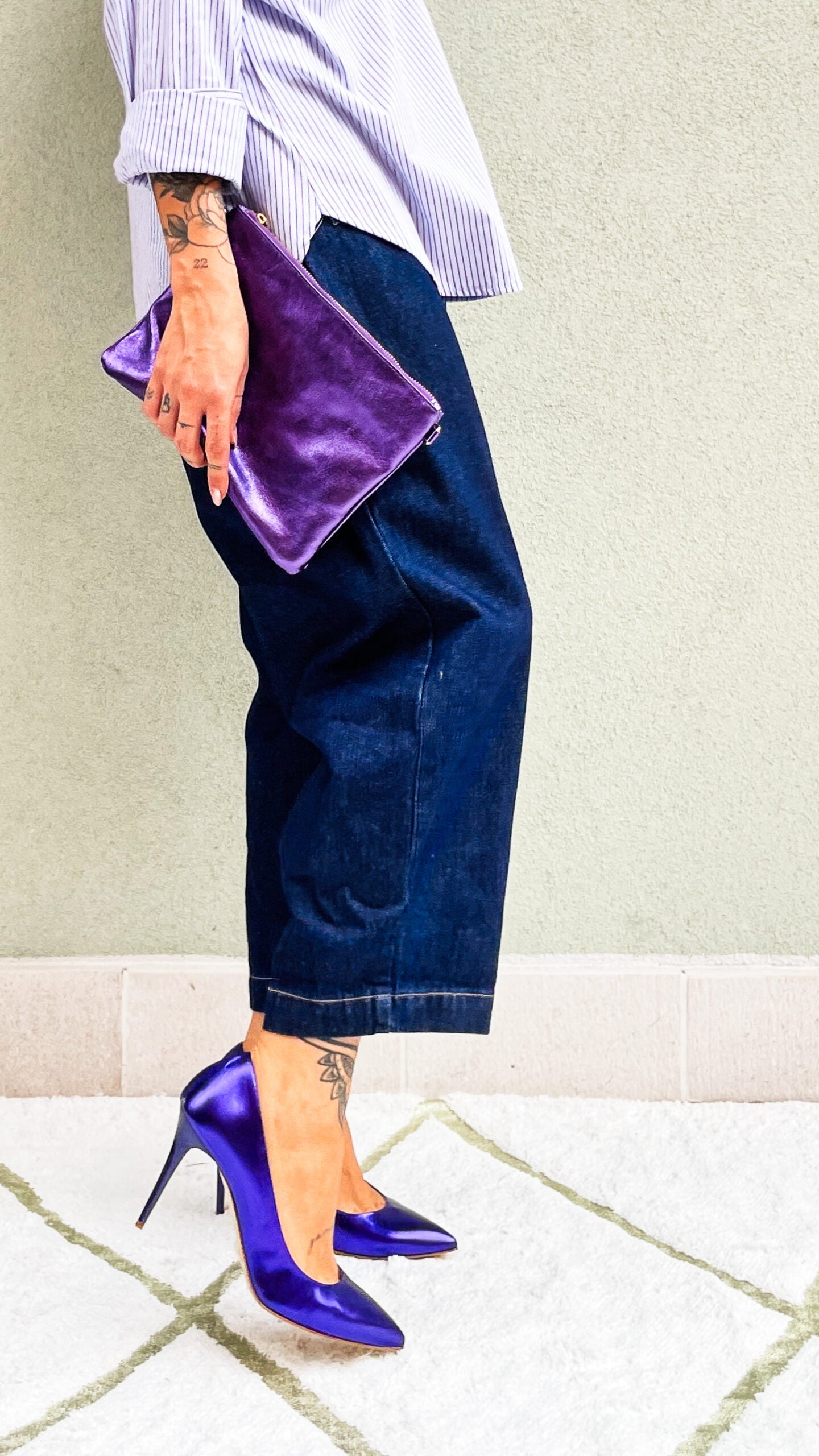 LETY-decollete-vista-indossato-laterale-pochette-laminato-viola