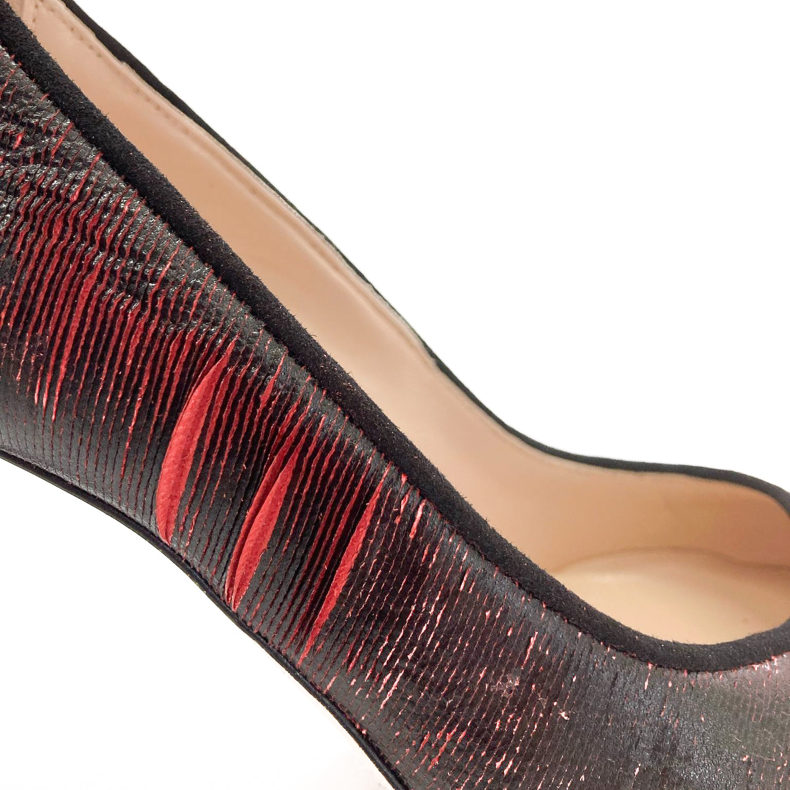 LETY-decollete-vista-intagli-vicino-intagli-rosso-nero