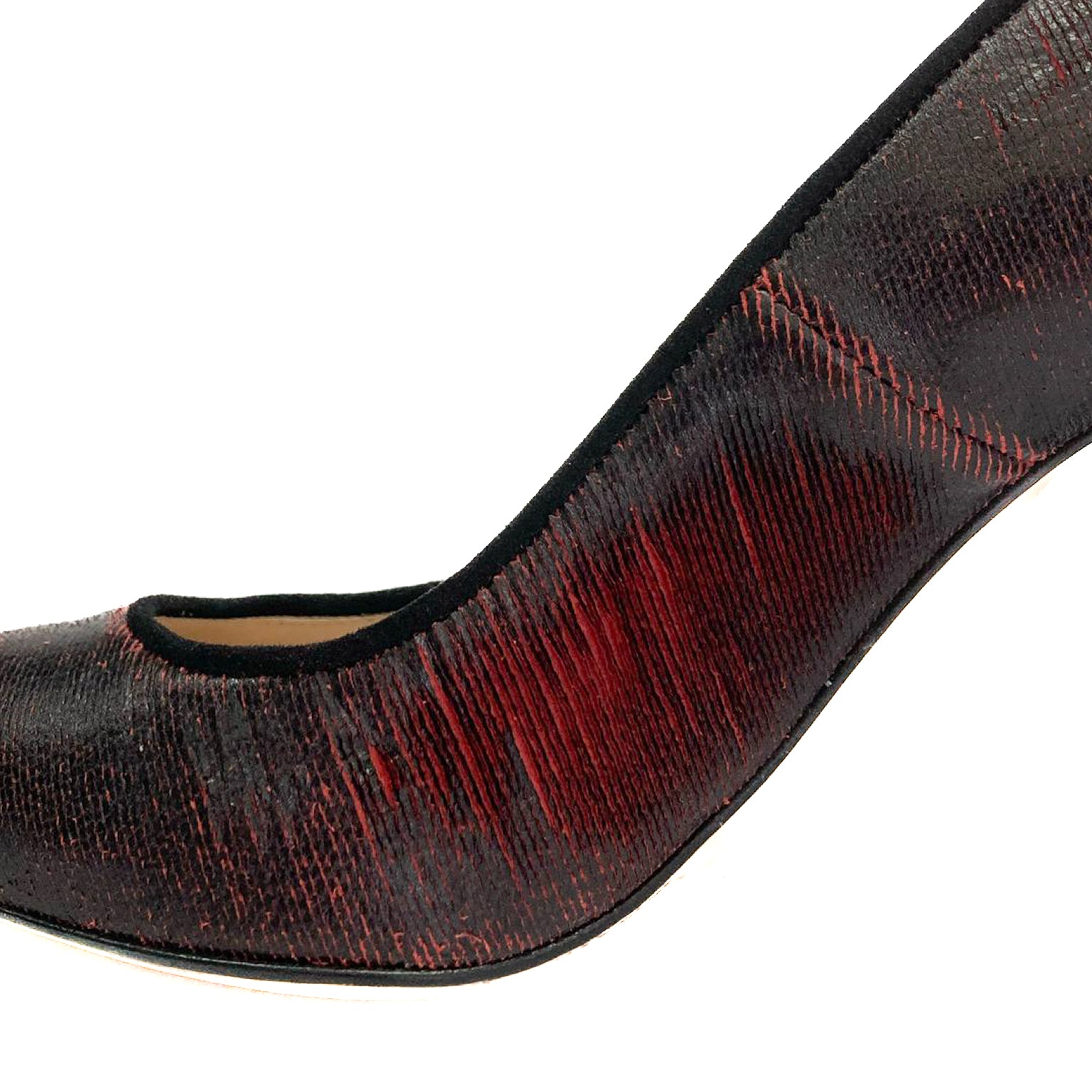 LETY-decollete-vista-laterale-colore-intagli-rosso-nero