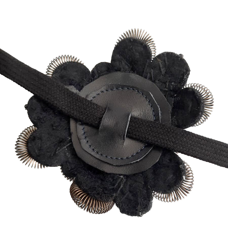 LUXURY-accessori-vista-dietro-laccio-tessuto-nero-strass-e-perline