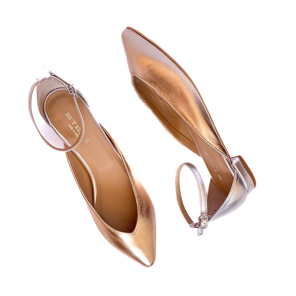 MARA-punta-tallone-ballerina-vista-laterale-punta-nappa-laminato-platino-laminato-argento