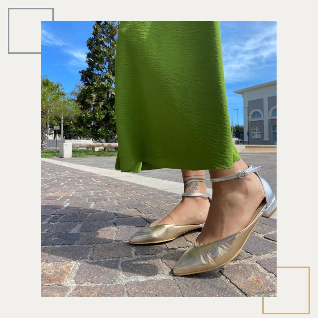 MARA-punta-tallone-ballerina-vista-indossato-tallone-nappa-laminato-platino-laminato-argento