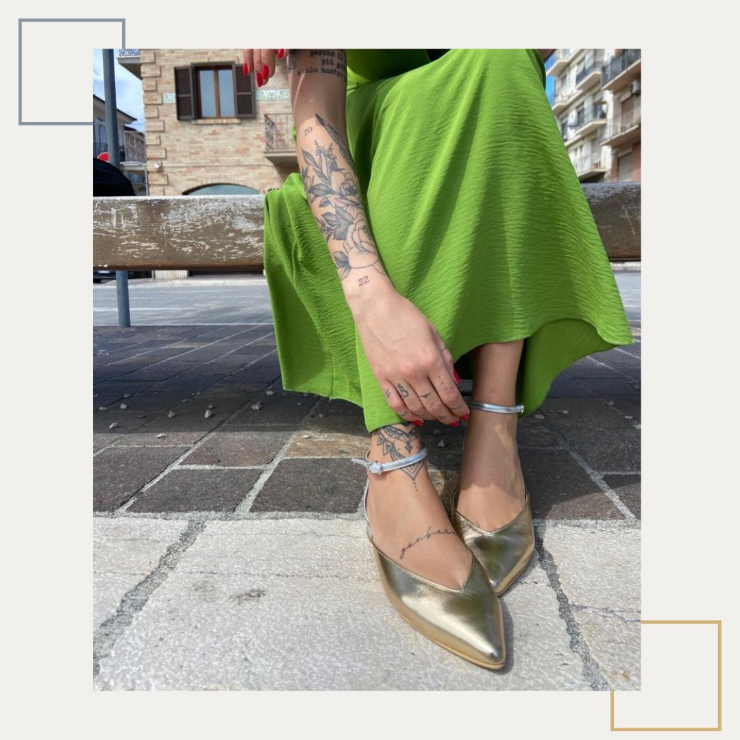 MARA-punta-tallone-ballerina-vista-indossato-punta-nappa-laminato-platino-laminato-argento