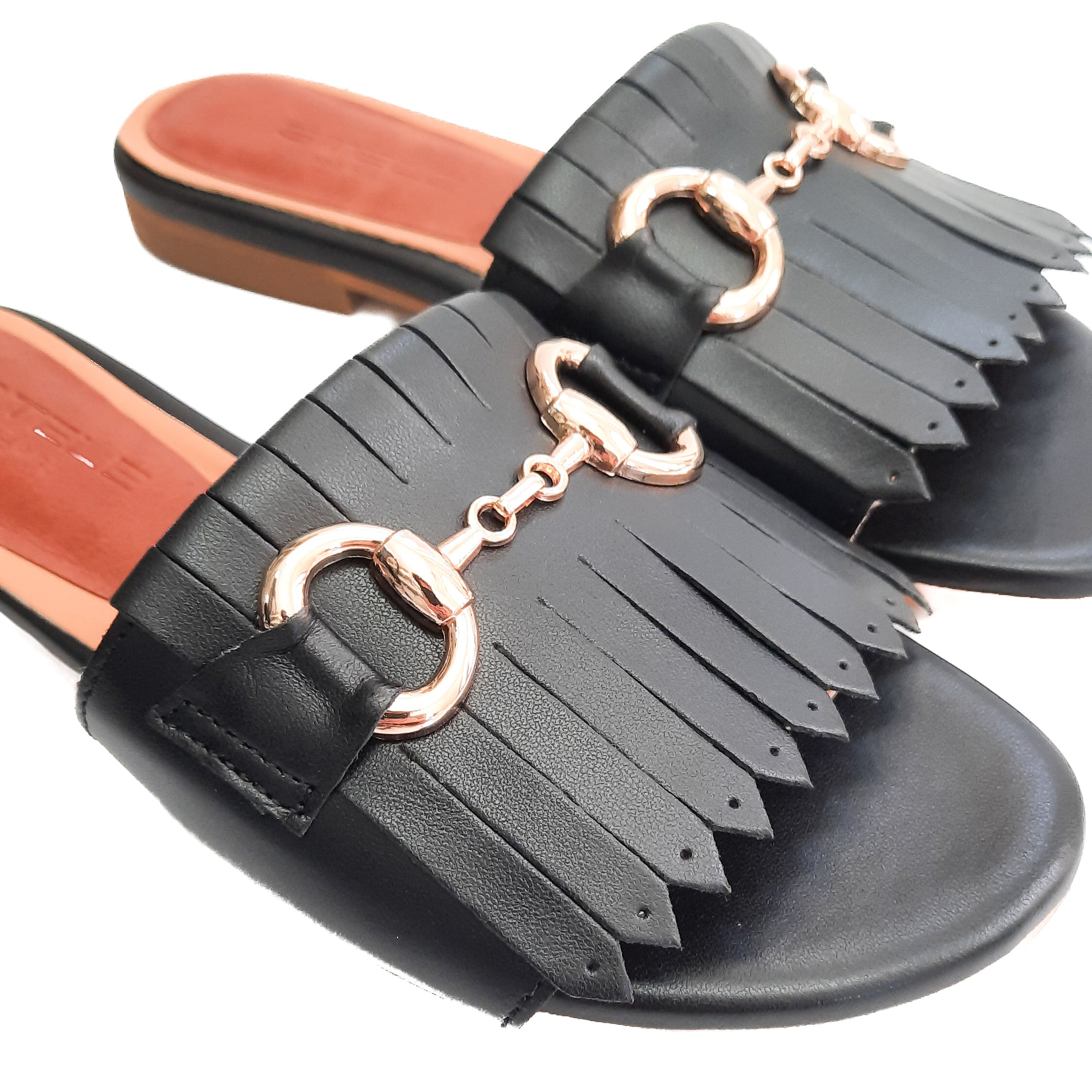 MARIPOSA-ciabattina-vista-dettaglio-frange-accessorio-nappa-nera