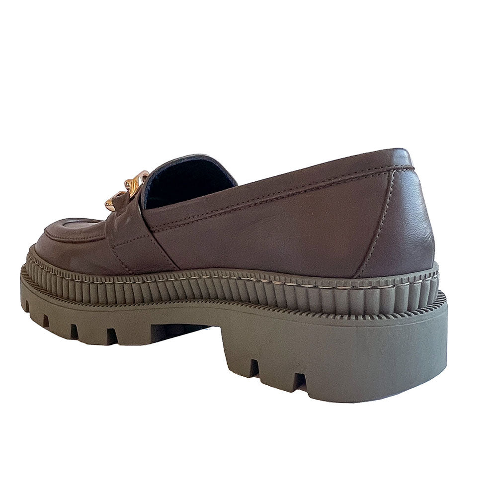 NISIDA-mocassino-vista-tallone-vitello-verde-cactus-accessorio-oro