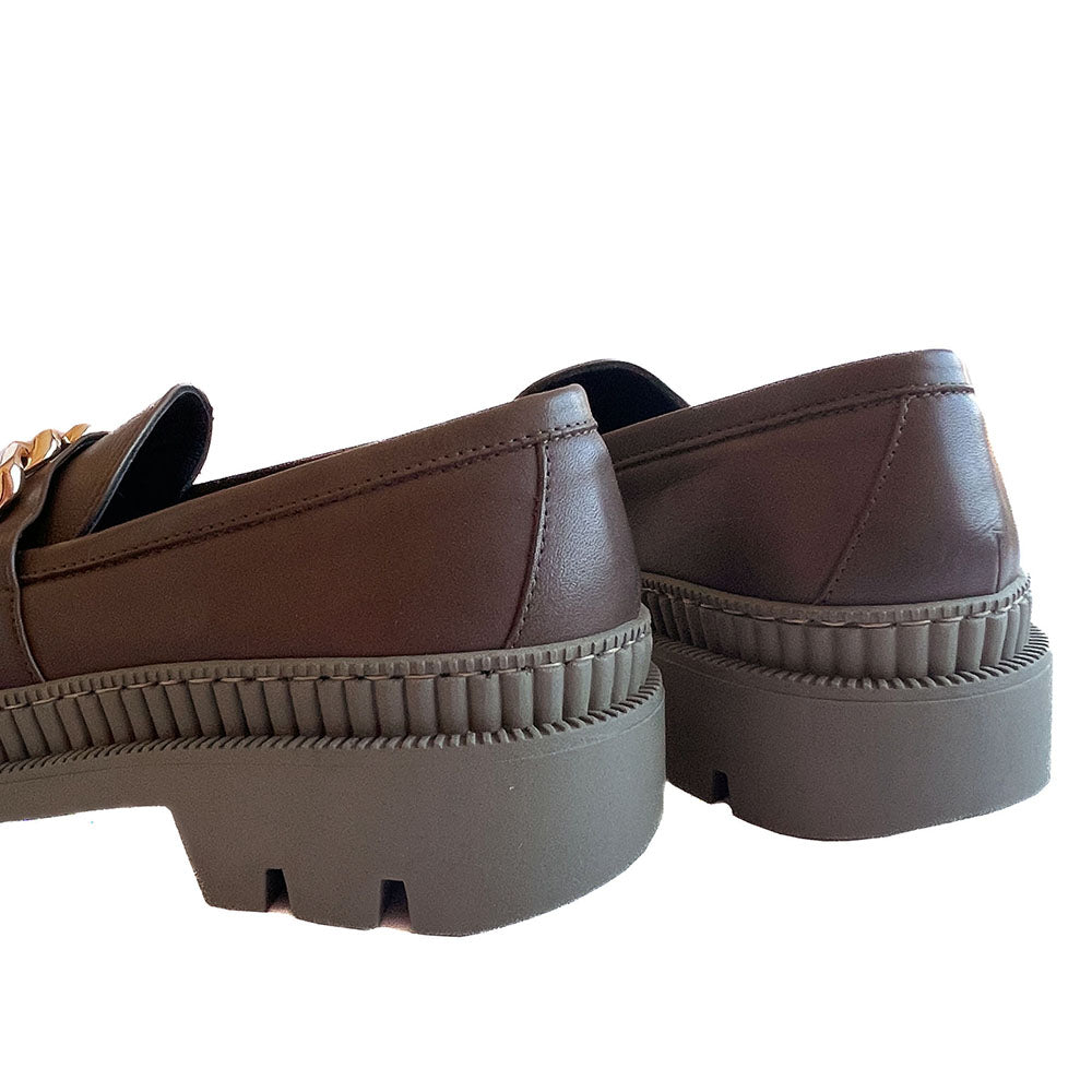 NISIDA-mocassino-vista-tallone-paio-vitello-verde-cactus-accessorio-oro