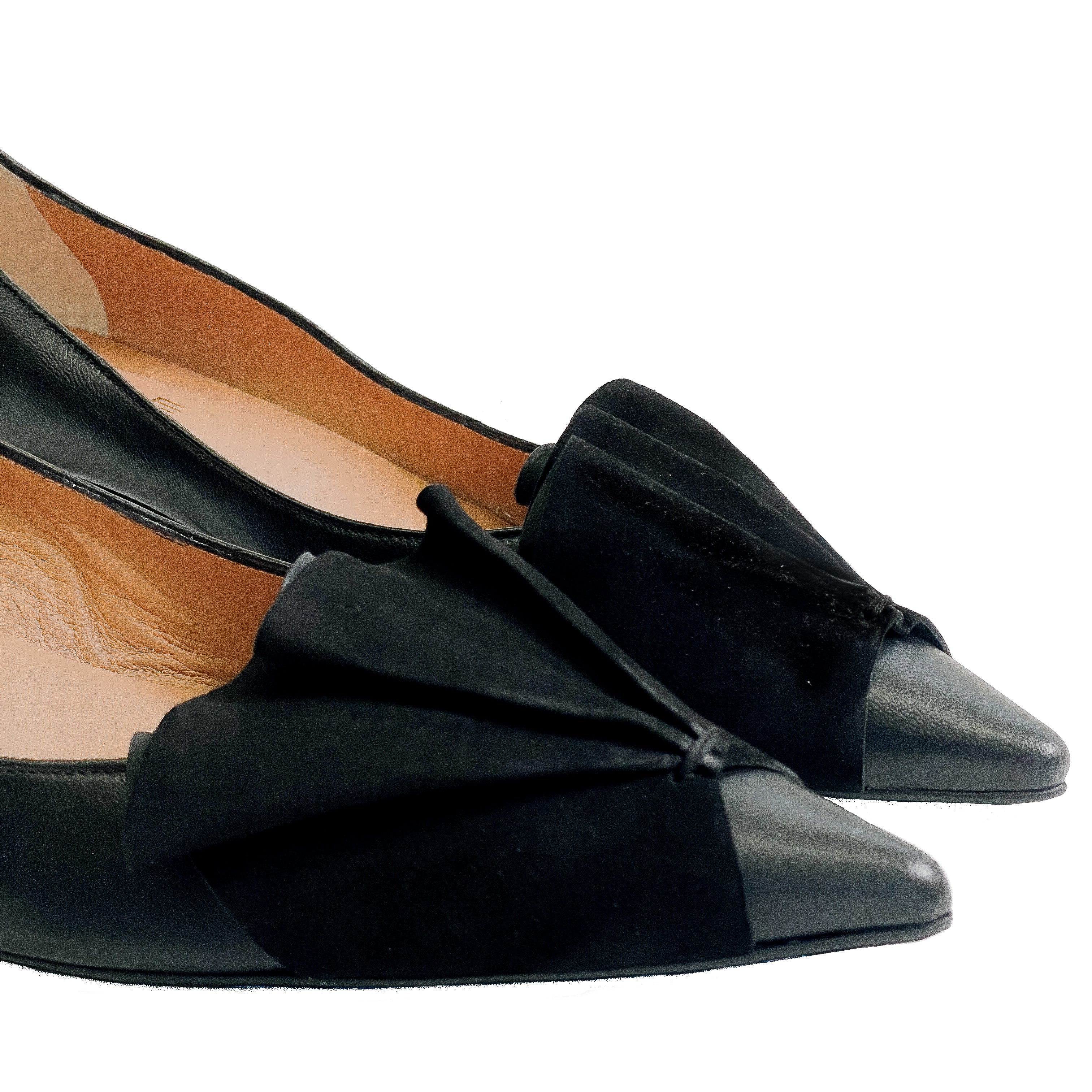 NOVATO-decollete-vista-ventaglio-vicino-nappa-nera-camoscio-nero