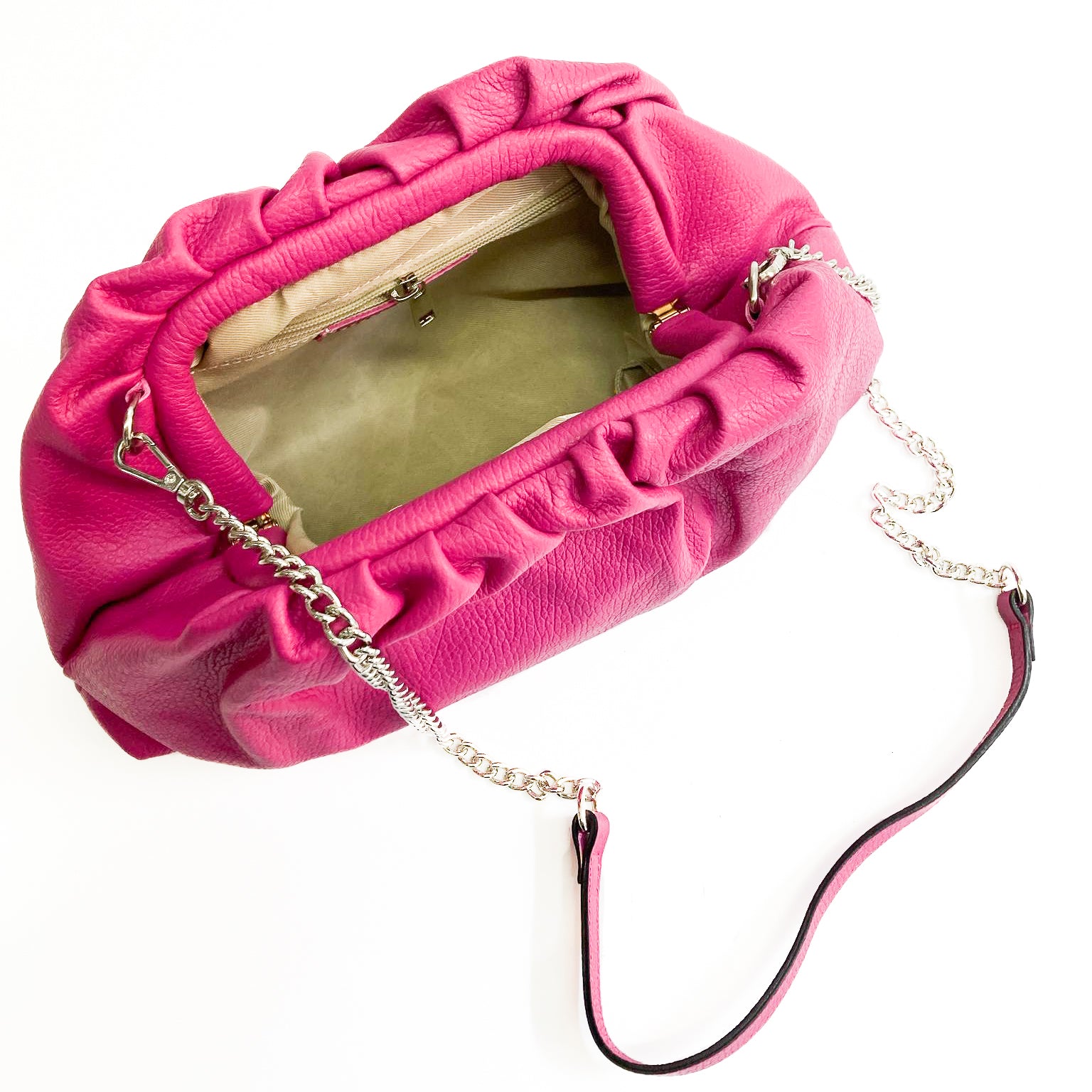 NUVOLA-M-BAG-borsa-clutch-vista-sopra-aperta-tracolla-vitello-fucsia