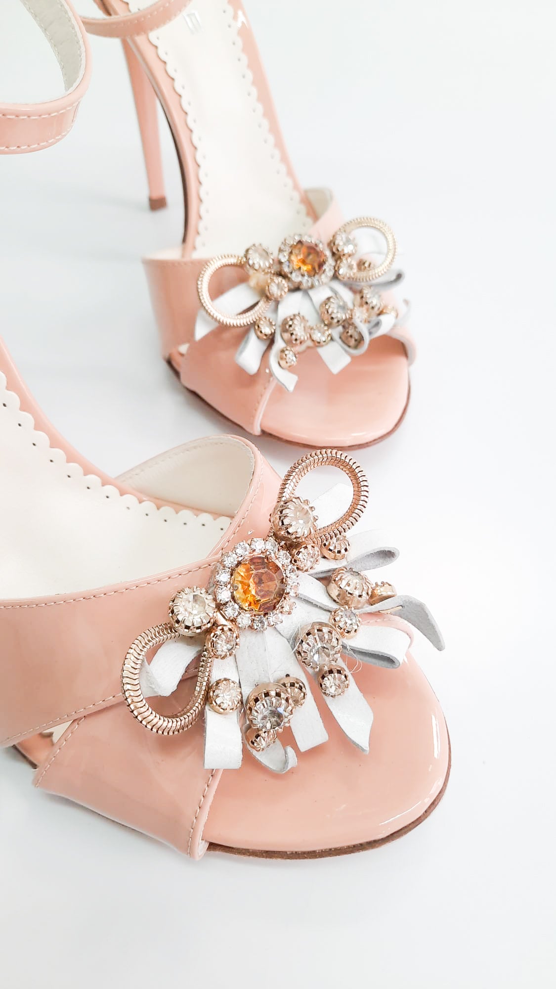PEONIA-STRASS-sandalo-vista-punta-dettaglio-accessorio-vernice-nudo
