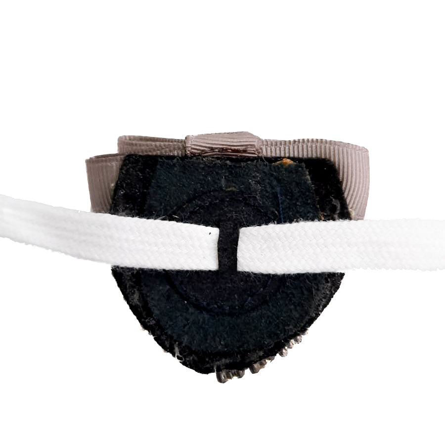 QUASI-CUORE-accessori-vista-dietro-laccio-tessuto-strass-gemme-grigio