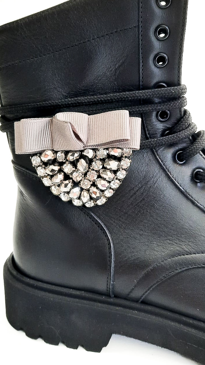 QUASI-CUORE-accessori-vista-indossato-anfibio-tessuto-strass-gemme-grigio