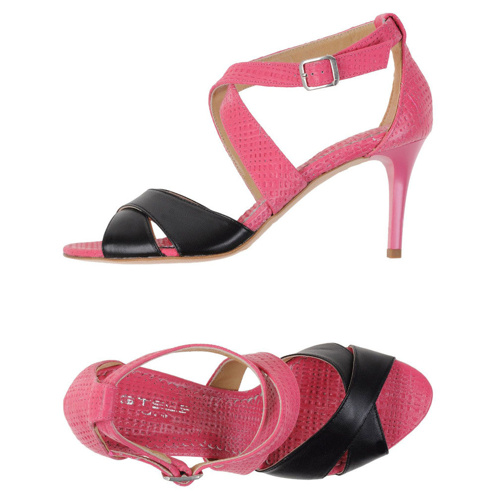 SCARLET-sandalo-vista-laterale-punta-sopra-paio-nappa-nera-intagli-rosa