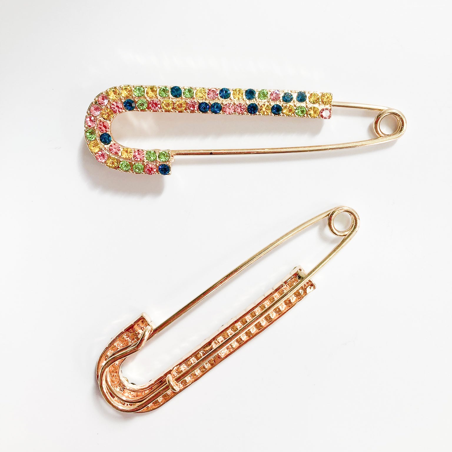 Dettaglio Spilla Balia Strass con strass multicolore coppia e una con vista sotto