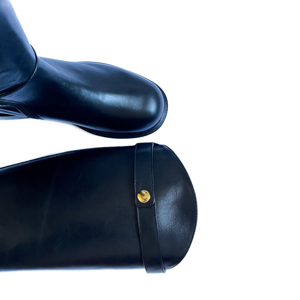 SUZANNE-stivale-vista-punta-dettaglio-cinturino-vitello-nero