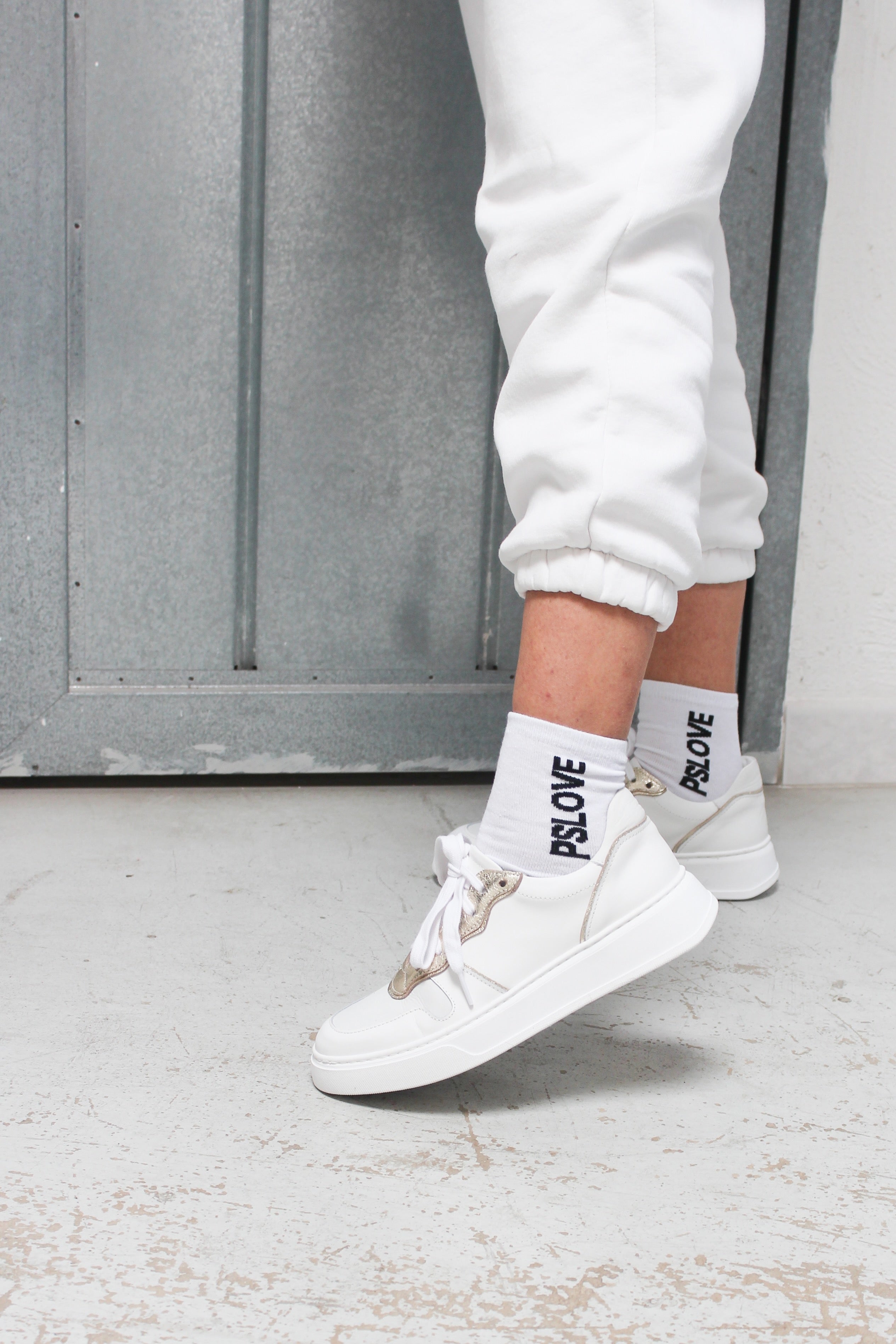 VALERIE-sneakers-vista-indossato-tallone-vitello-bianco-laminato-platino