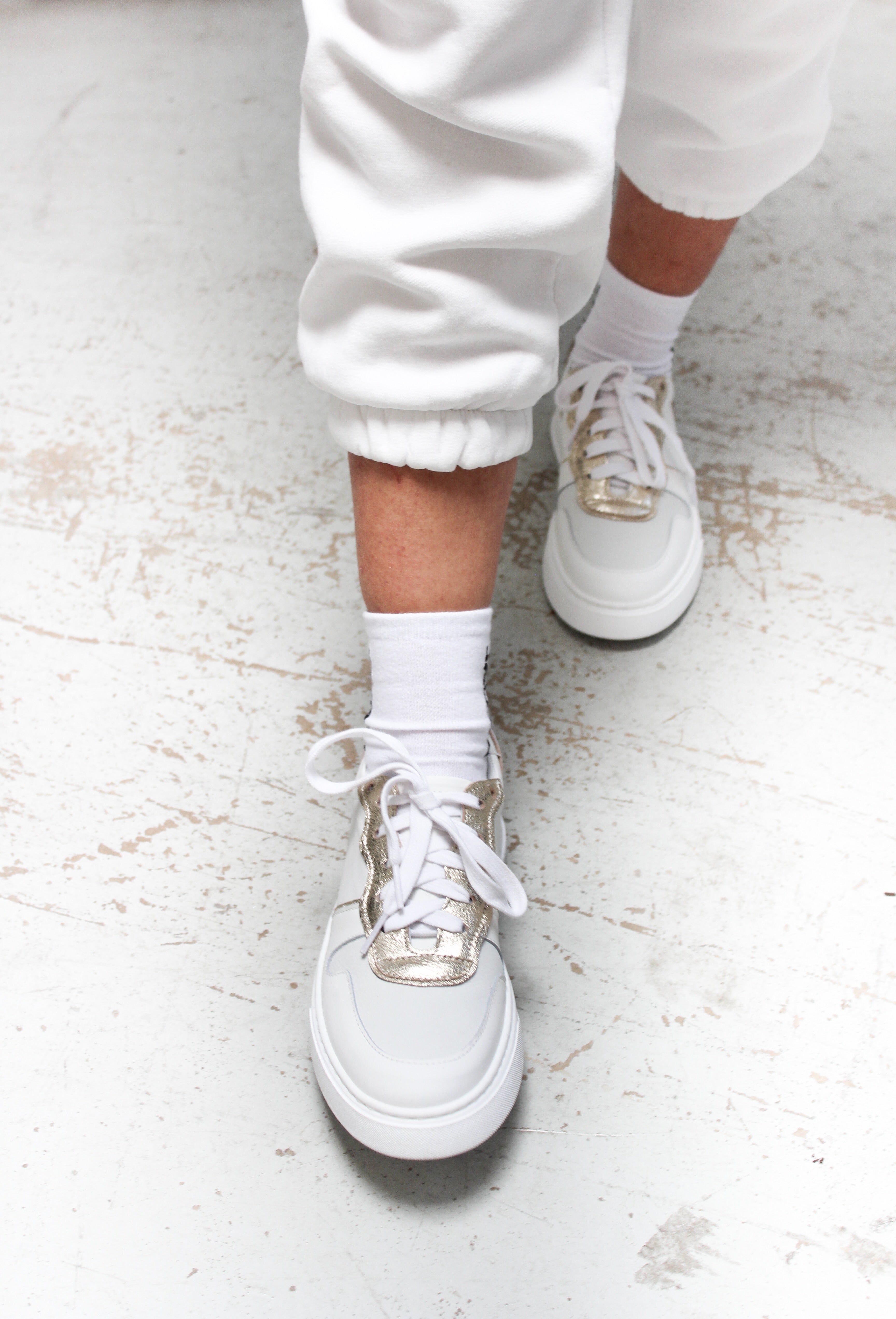 VALERIE-sneakers-vista-indossato-punta-davanti-vitello-bianco-laminato-platino