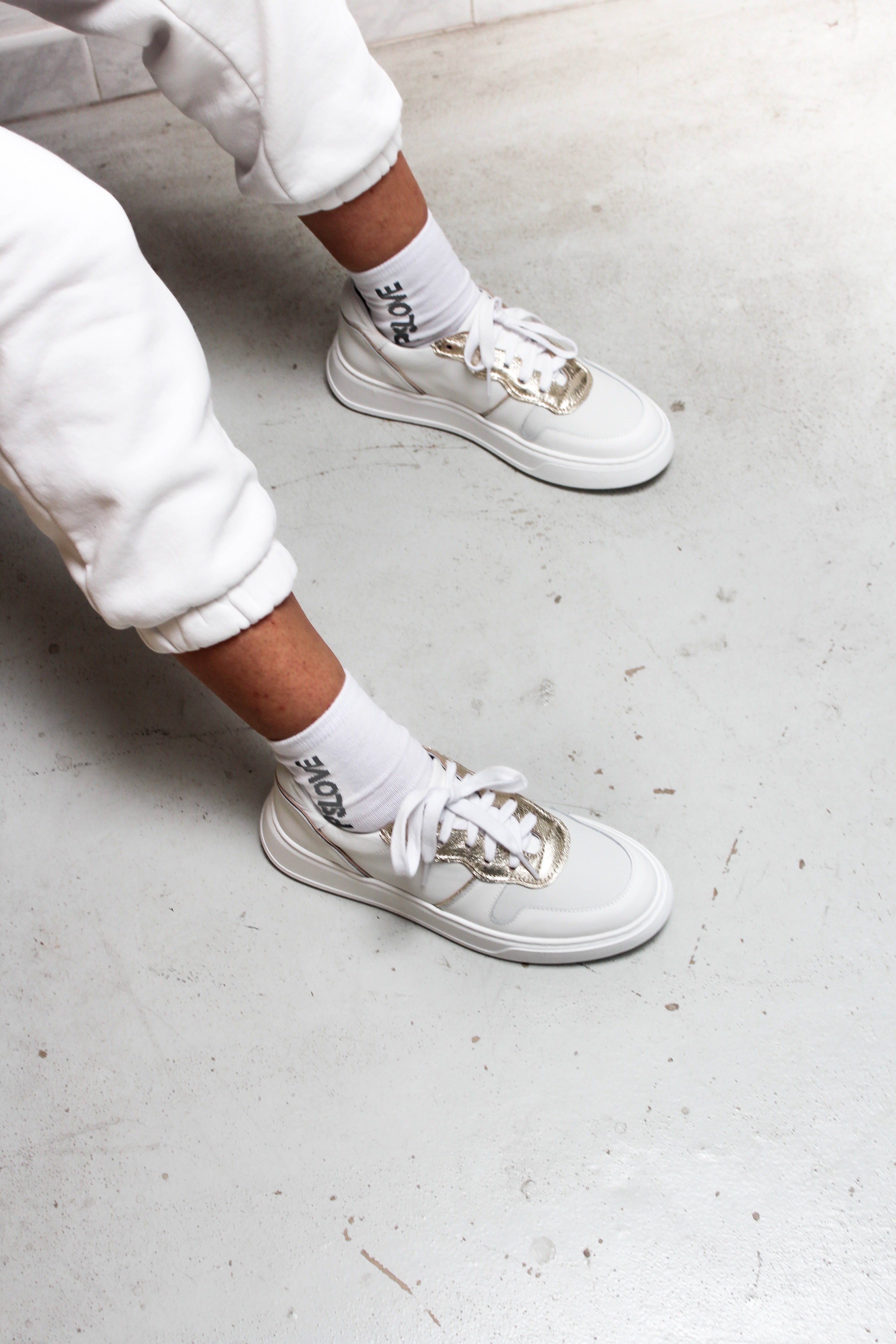 VALERIE-sneakers-vista-indossato-punta-sinistra-vitello-bianco-laminato-platino