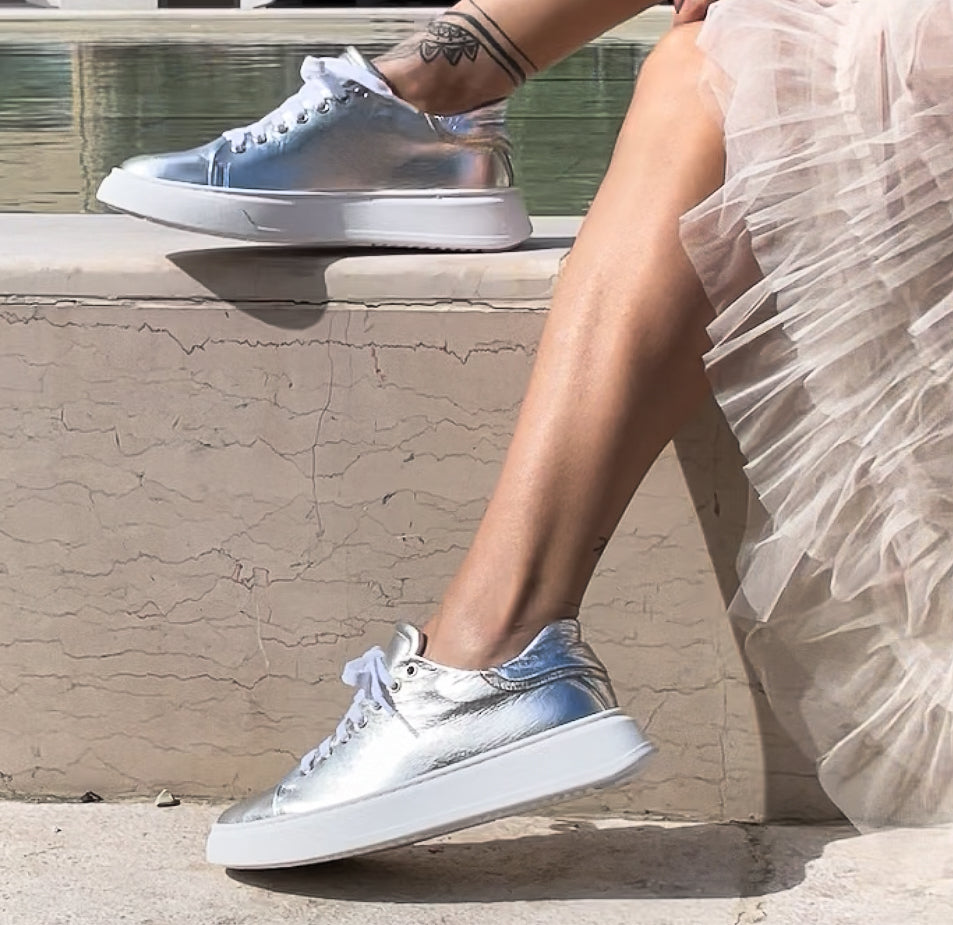 VALERIE-sneakers-vista-indossato-separate-laminato-argento-laminato-platino