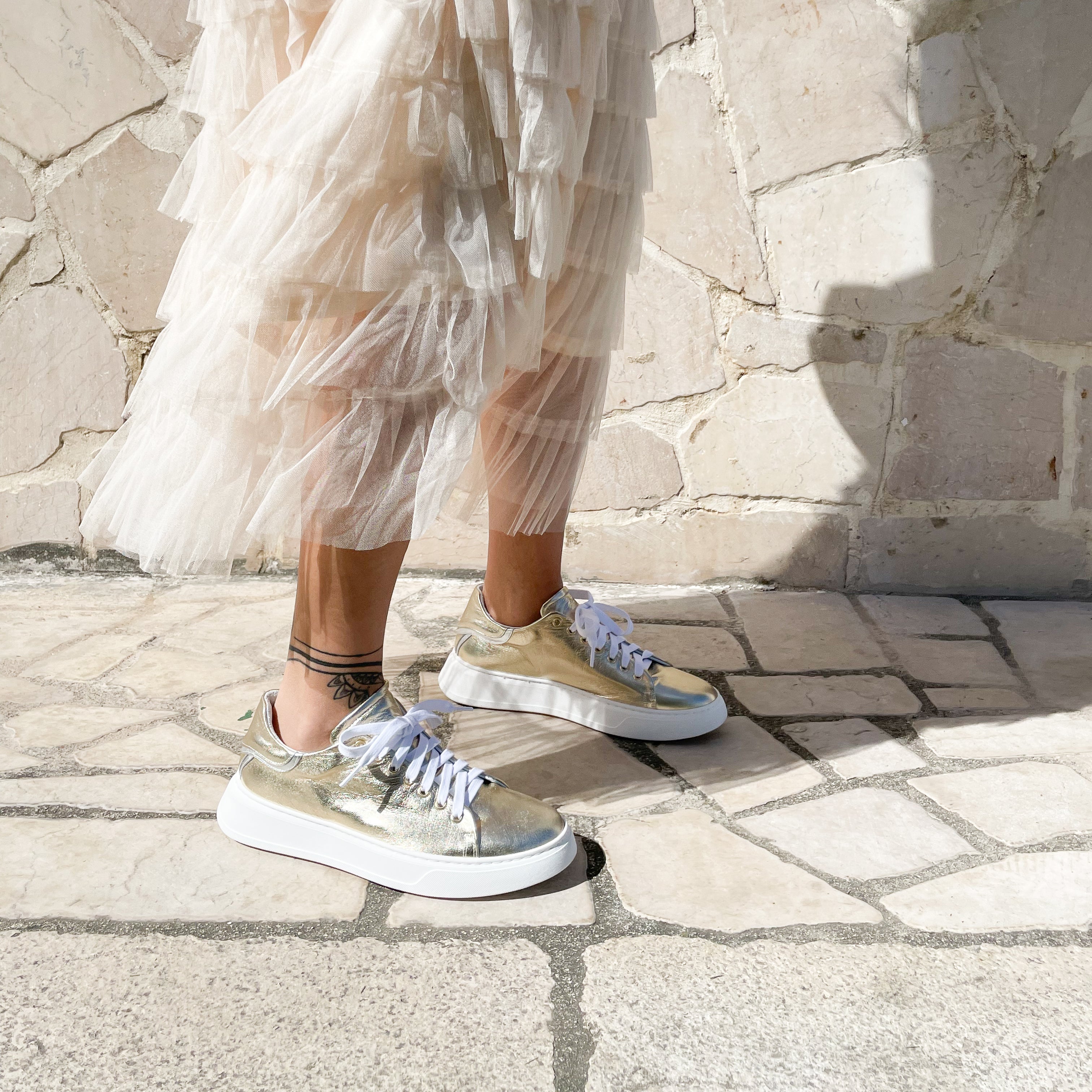 VALERIE-sneakers-vista-indossato-laterale-laminato-platino-laminato-argento