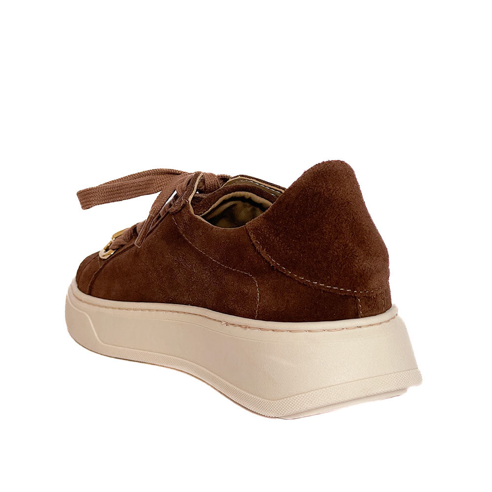 VIENNA-sneakers-vista-tallone-camoscio-marrone-accessorio-oro