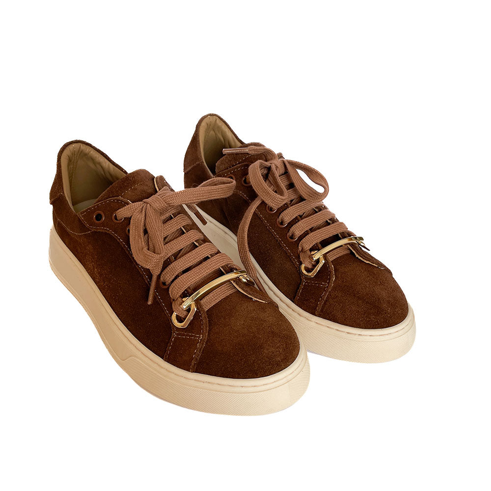 VIENNA-sneakers-vista-punta-camoscio-marrone-accessorio-oro