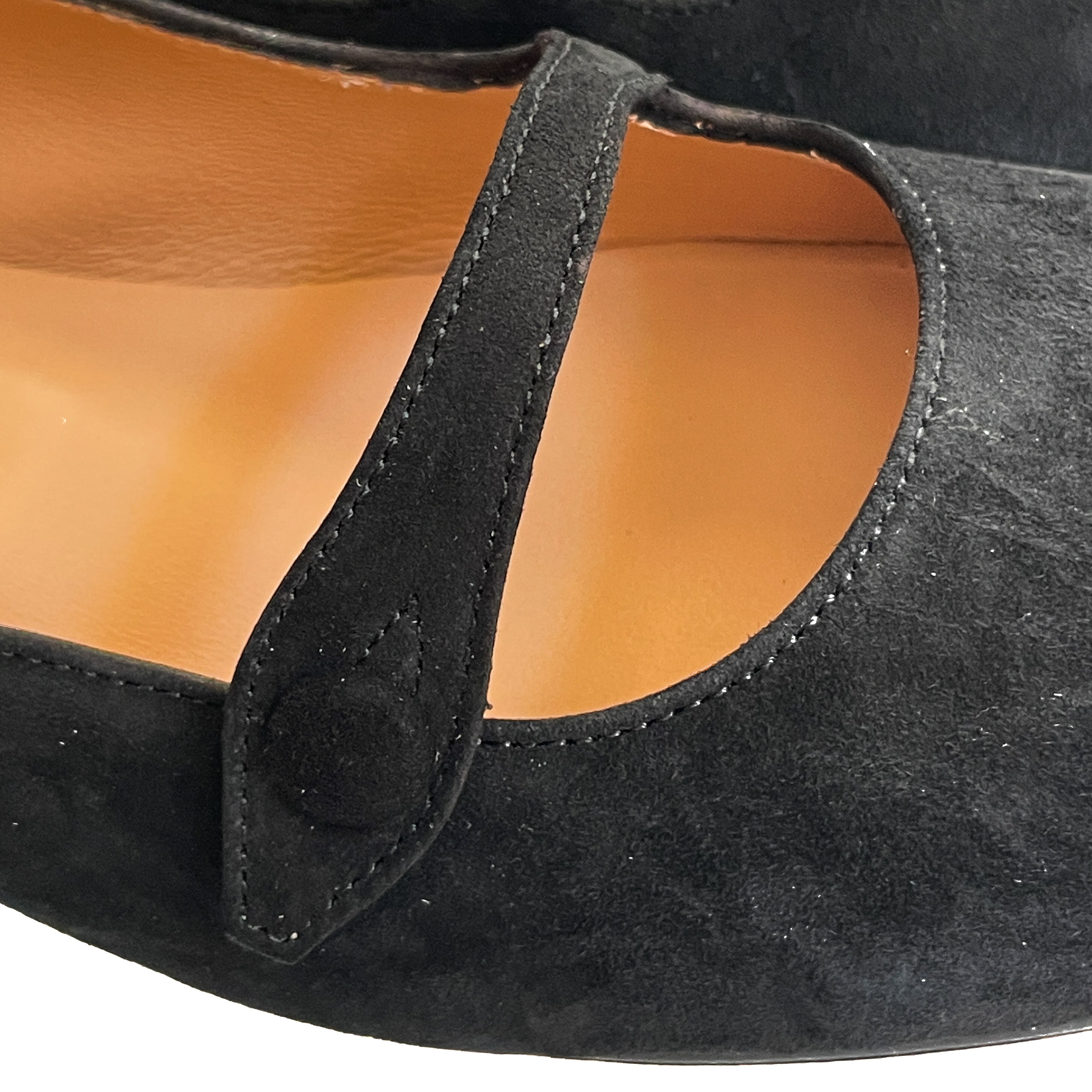 VISALIA-scarpa-vista-dettaglio-bottone-camoscio-nero-tacco-3,5