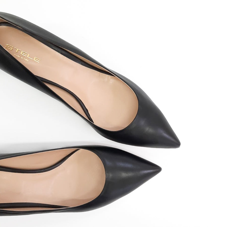 ANNA-decollete-vista-punta-sopra-paio-vicino-nappa-nera-tacco-5