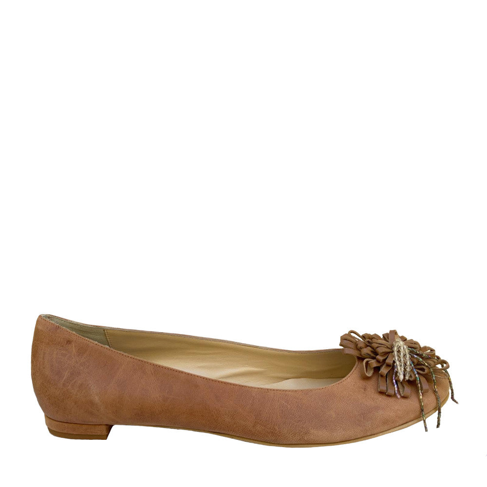 ELIETTE-ballerina-vista-laterale-singola-vitello-cuoio-coccarda