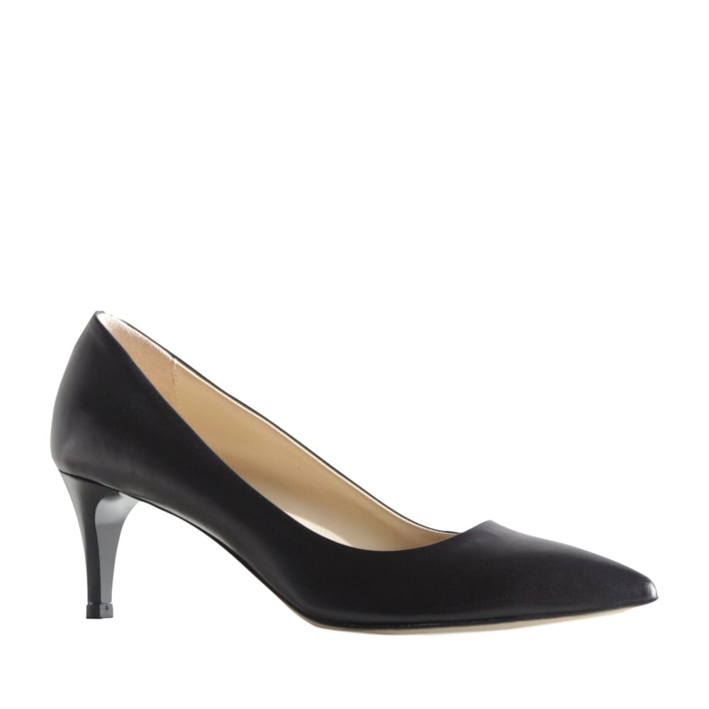 Anna decolte tacco 5 cm in pelle nera dettaglio punta Anna decolte pelle artigianale made in Italy