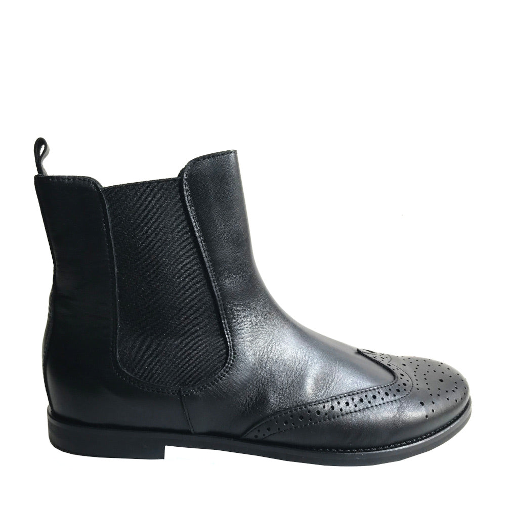 AMPARO-beatles-vista-laterale-luce-vitello-nero-bucature