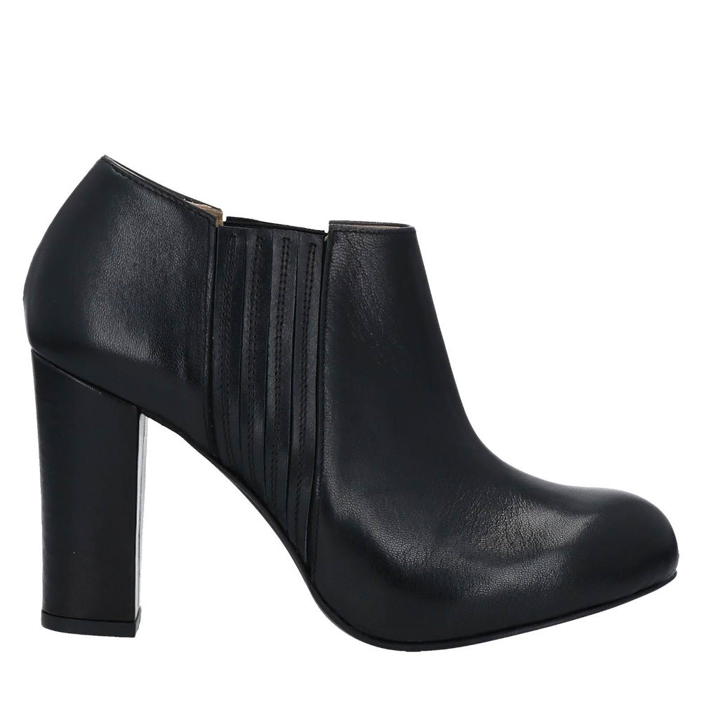 CASILDA-stivaletto-giroforma-vista-laterale-plateau-nappa-nera