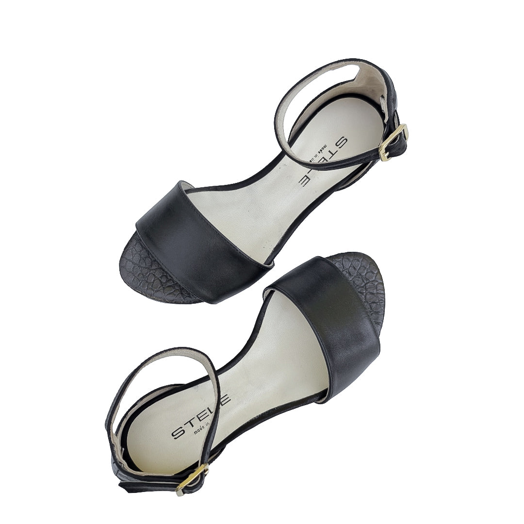BENEDICTE-sandalo-vista-completa-sopra-paio-vitello-cocco-nero