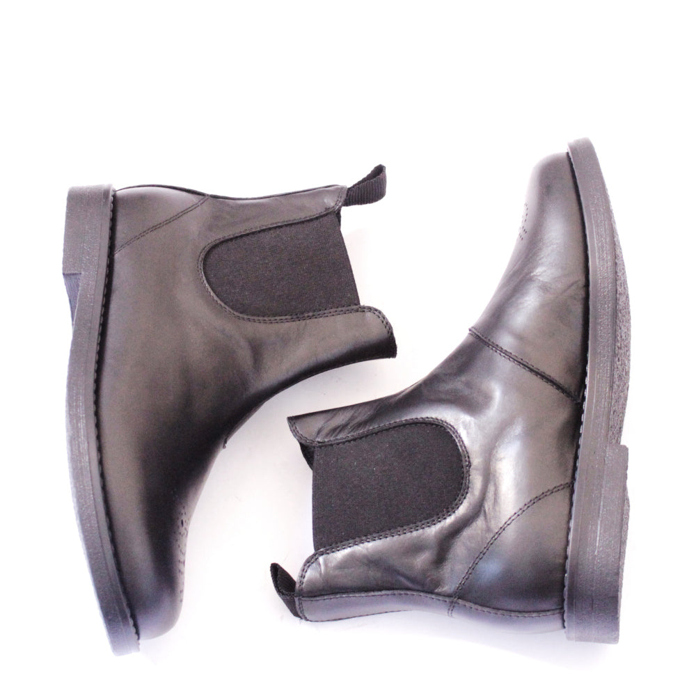 AQUILINA-beatles-stivaletto-vista-laterale-sopra-vitello-nero