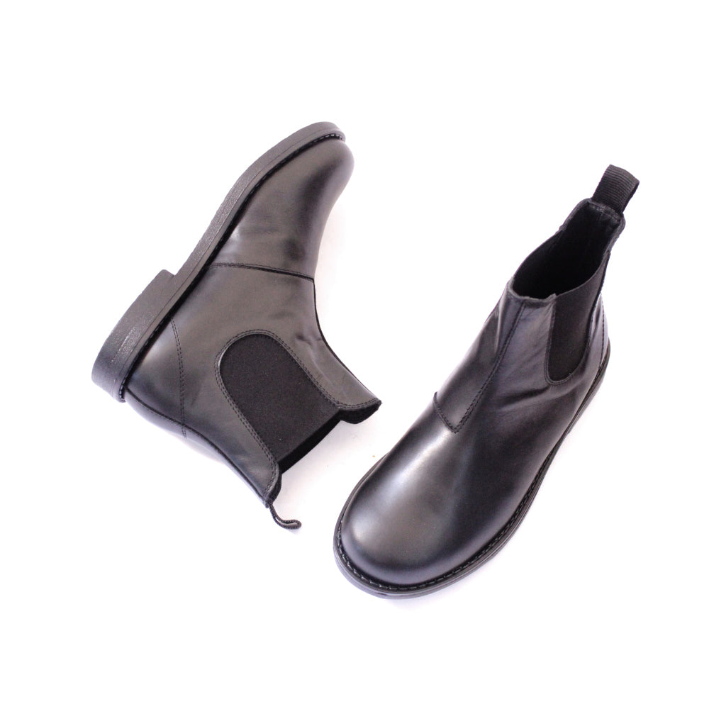 ARACELI-beatles-vista-laterale-punta-sopra-vitello-nero 