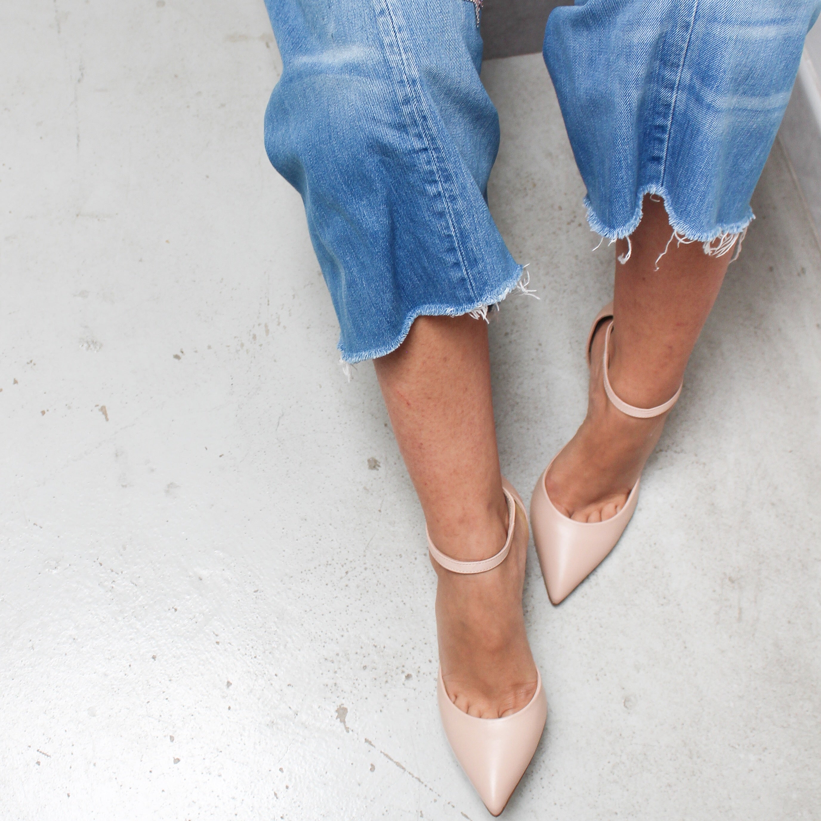 CLARE-punta-tallone-vista-indossato-punta-seduta-nappa-nudo-tacco-9