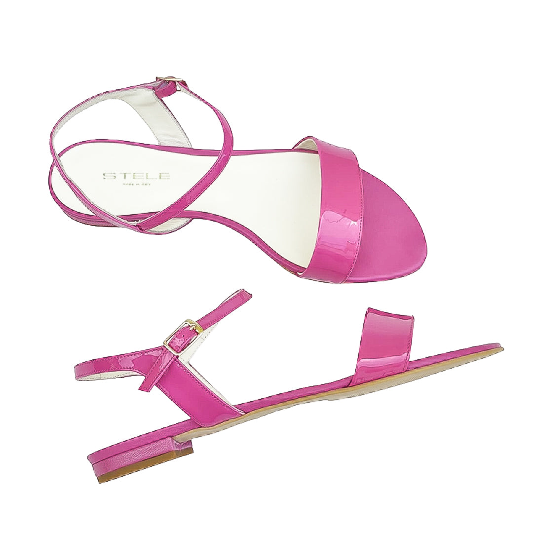 ITACA-sandalo-basso-vista-laterale-esterno-e-punta-sopra-paio-vernice-fucsia