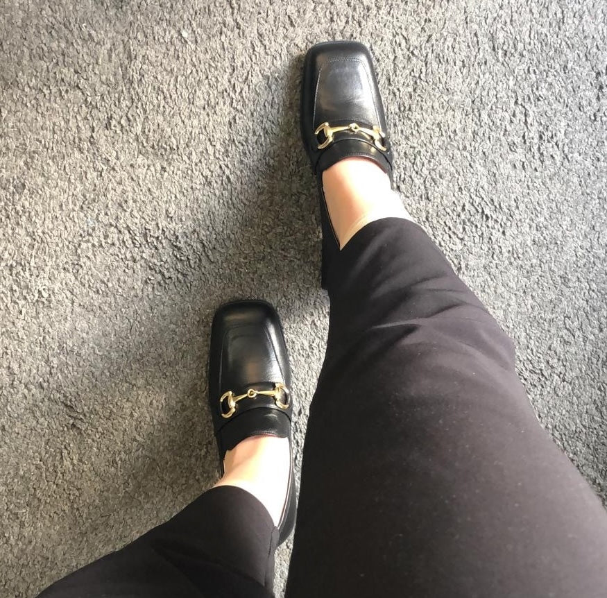 MORGANE-mocassino-con-tacco-vista-indossata-sopra-vitello-nero