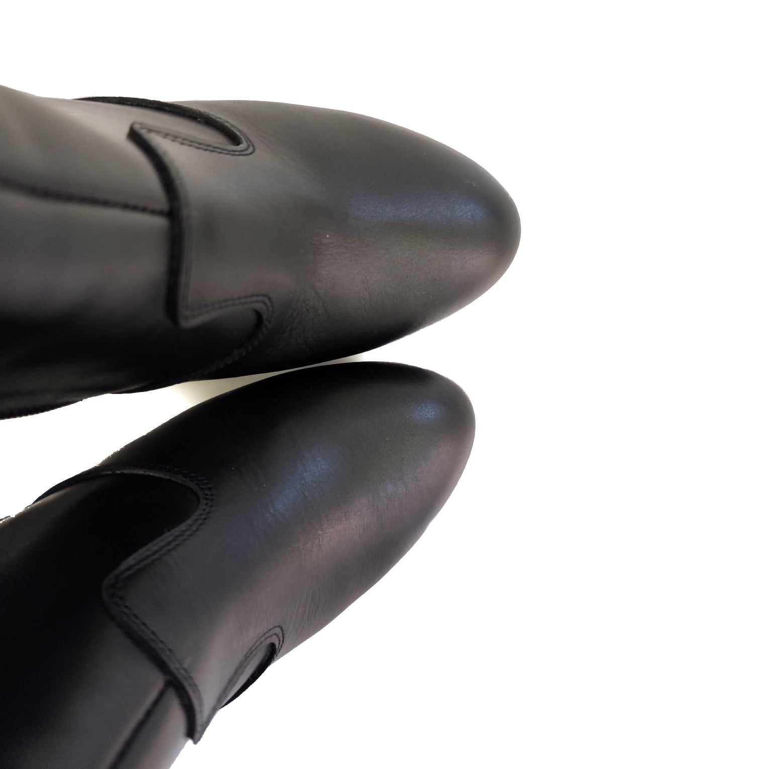 XAVIERE-tonchetto-stivaletti-vista-punta-vicino-paio-vitello nero